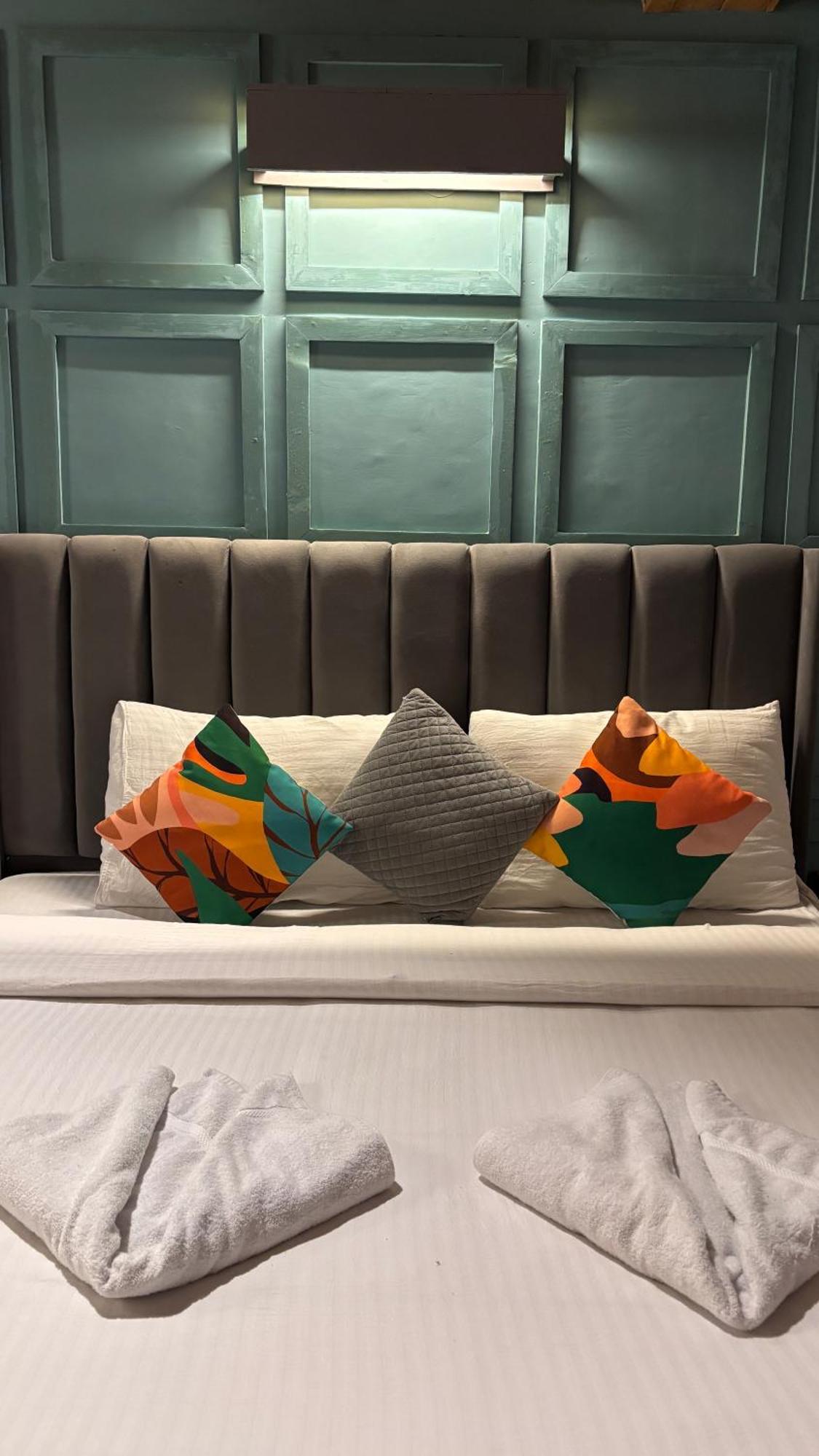 Hotel Peppy Nomads Luxuria Jibhi Exterior foto