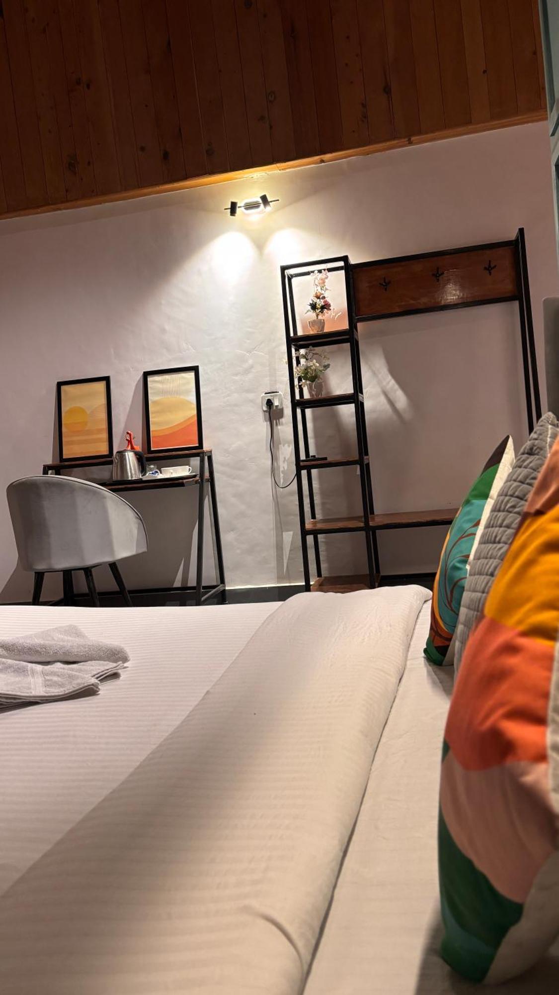 Hotel Peppy Nomads Luxuria Jibhi Exterior foto